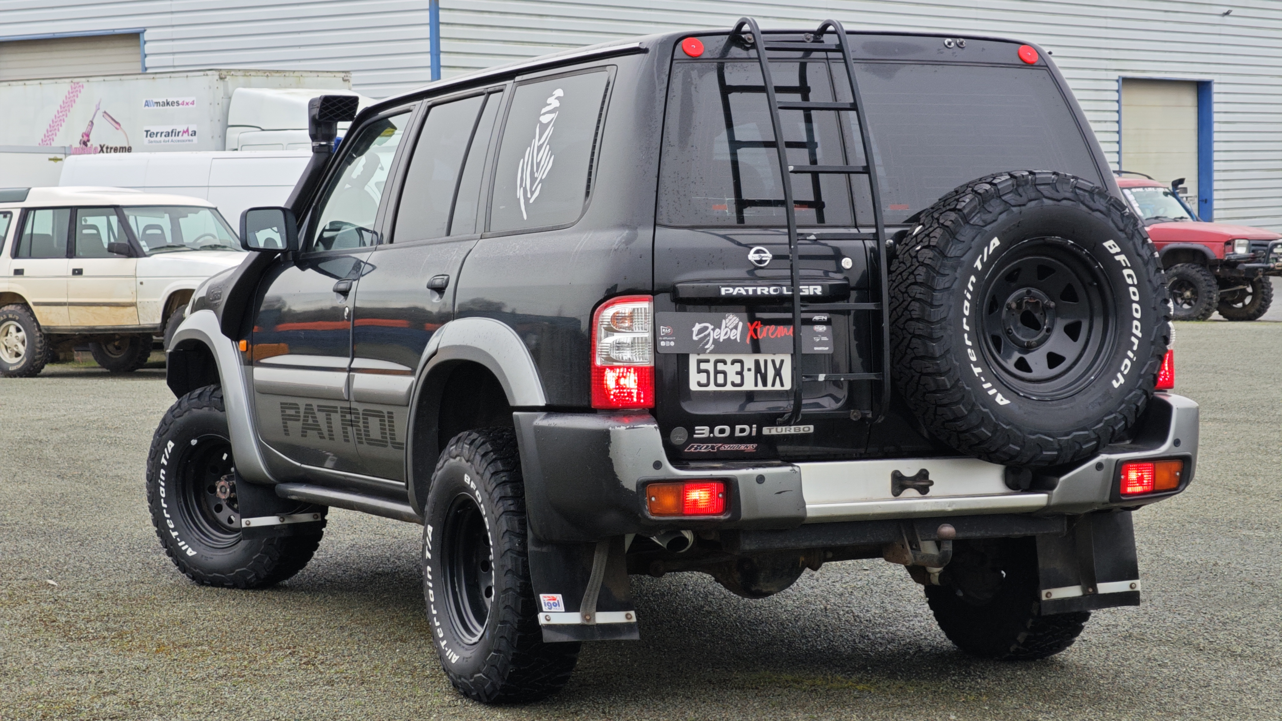 Vue arrière du Nissan Patrol Y61